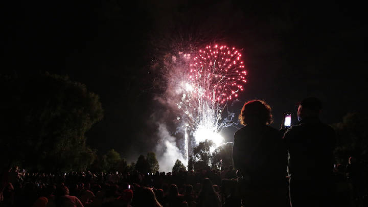Fuegos artificiales y hoguera de San Juan.