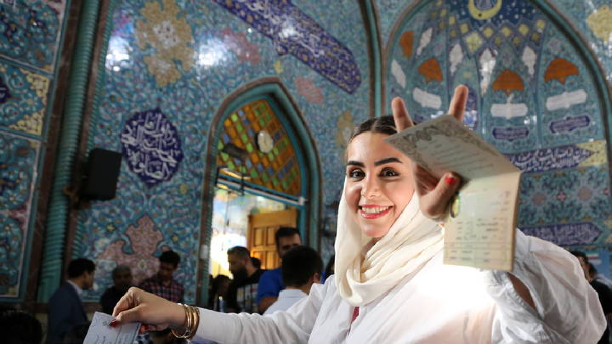 Una mujer vota en las elecciones generales.