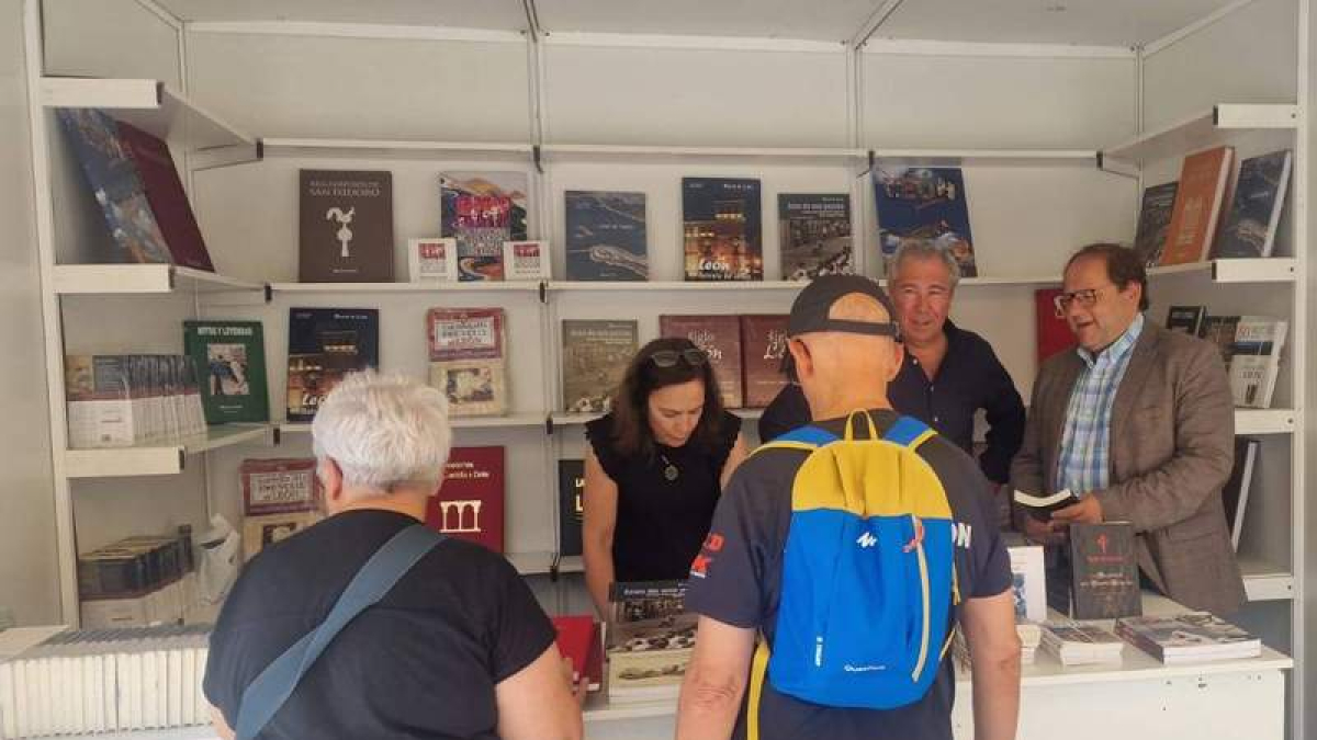 El alcalde de La Bañeza (dcha.), en el stand de Diario de León.  DL