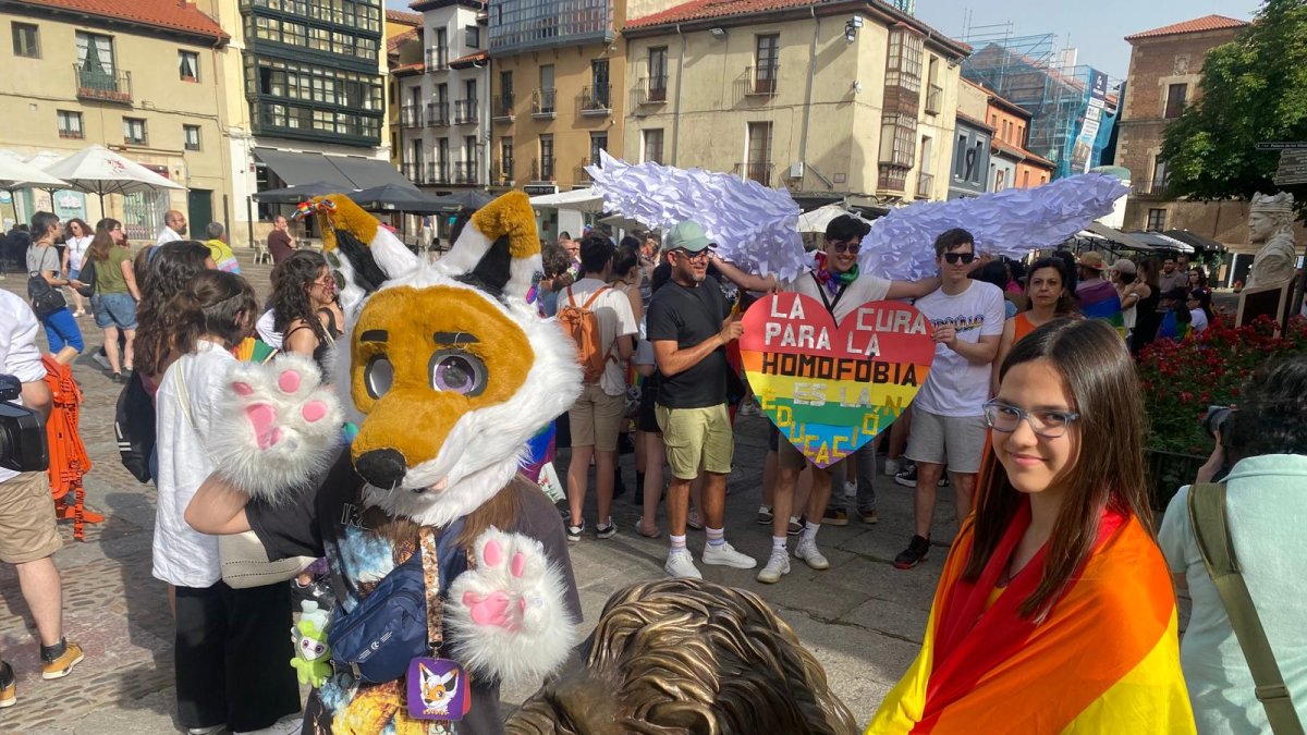 El desfile lúdico por las calles de León en el Día del Orgullo LGTBI.