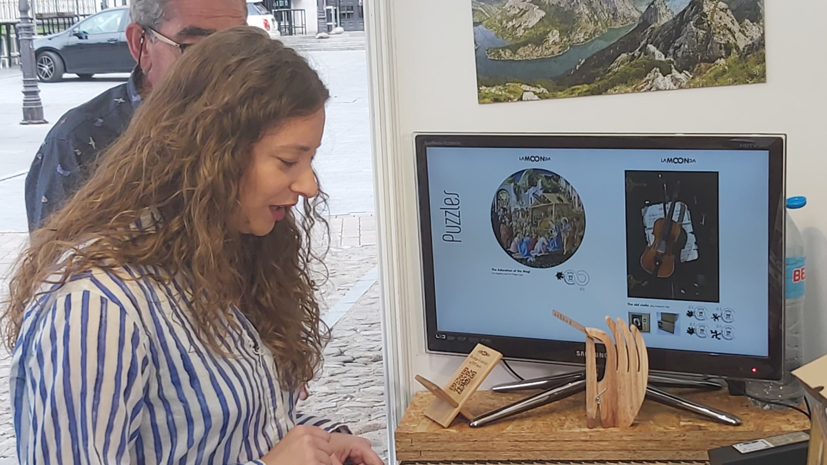 Ester Muñoz visutó esta mañana la feria de artesanía de León.