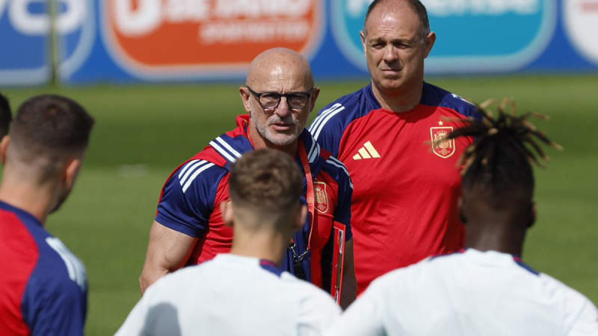 De la Fuente volverá a su plan inicial después de las rotaciones que acometió contra Albania.  J. J. GUILLÉN