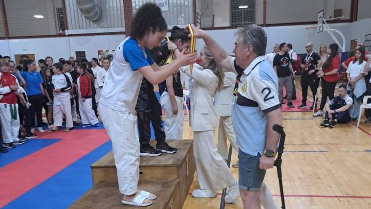 Foto de familia con competidores, autoridades y organizadores del campeonato.  DL