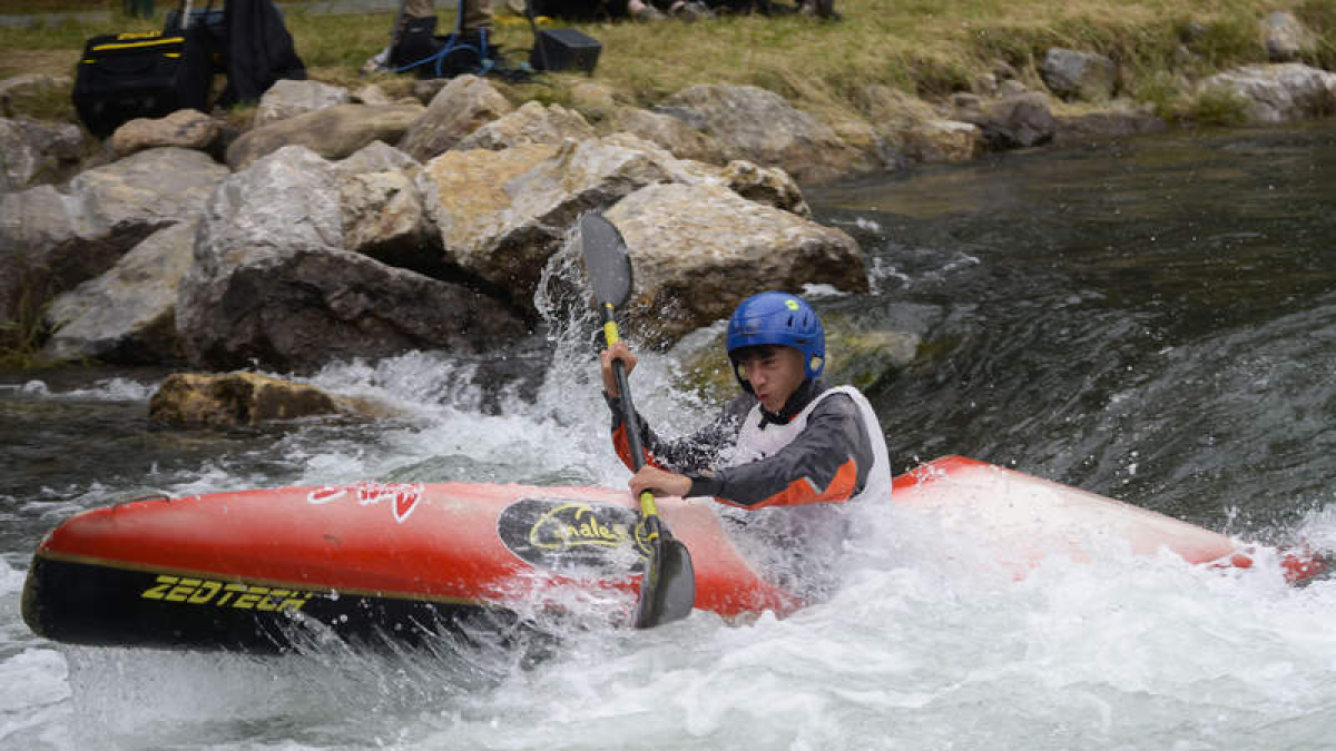 El canal de Sabero-Alejico albergó ayer la primera jornada del Nacional de Descenso en aguas bravas. MARÍA FUENTES