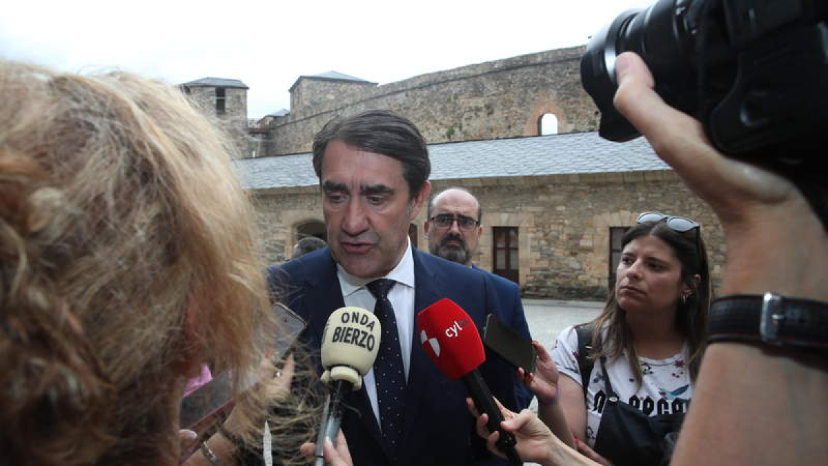 Quiñones, ayer, a la llegada al homenaje a Luis del Olmo. ANA F. BARREDO