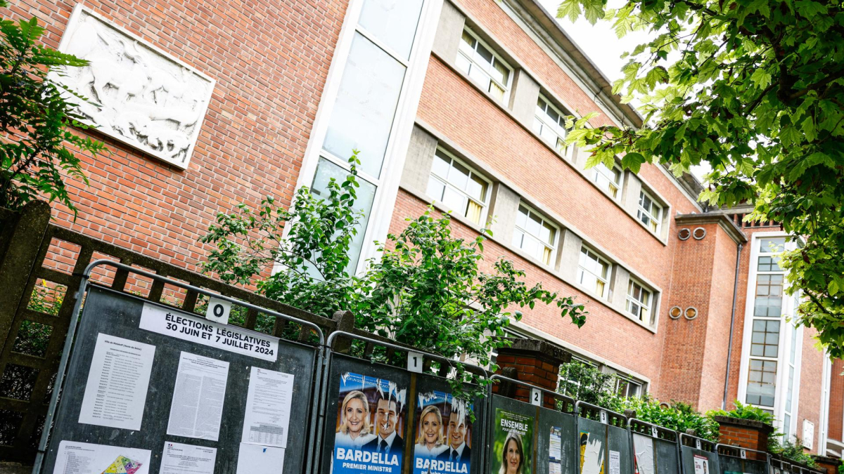Imagen de carteles electorales legislativos en vallas publicitarias en Malakoff, cerca de París, Francia, el 29 de junio de 2024. EFE/EPA/Mohammed Badra