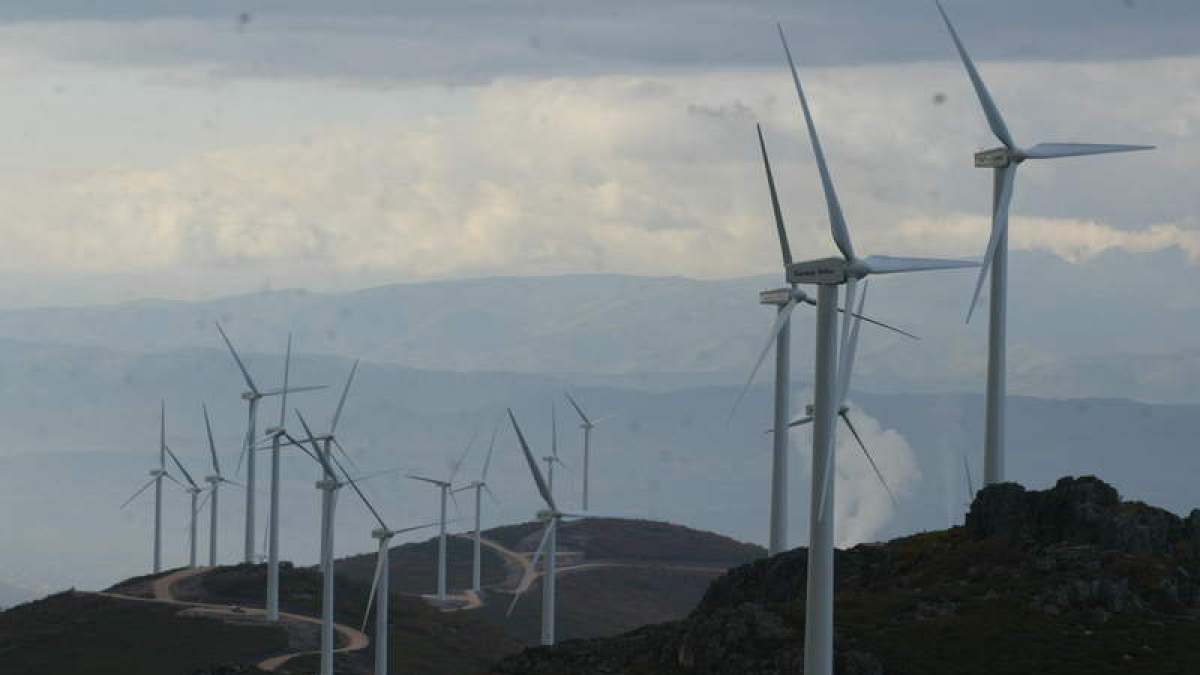 Imagen de molinos de un parque eólico en el Bierzo.  ANA F. BARREDO