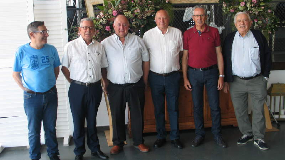 Imagen de la comida, con la junta directiva del Centro Galicia de Ponferada.  MACÍAS