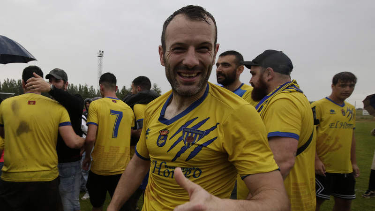 Luis Pacios sonríe tras lograr el ascenso; será siempre un día inolvidable. FERNANDO OTERO