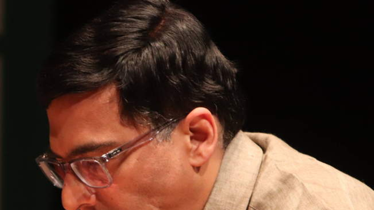Vishy Anand, concentrado, durante una de las partidas de la final ante Jaime Santos.  LUQUE