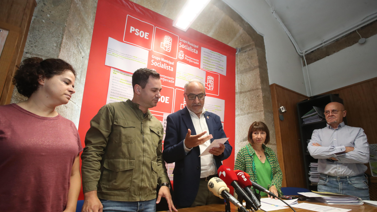 Concejales del Grupo Municipal Socialista y el secretario provincial del PSOE.