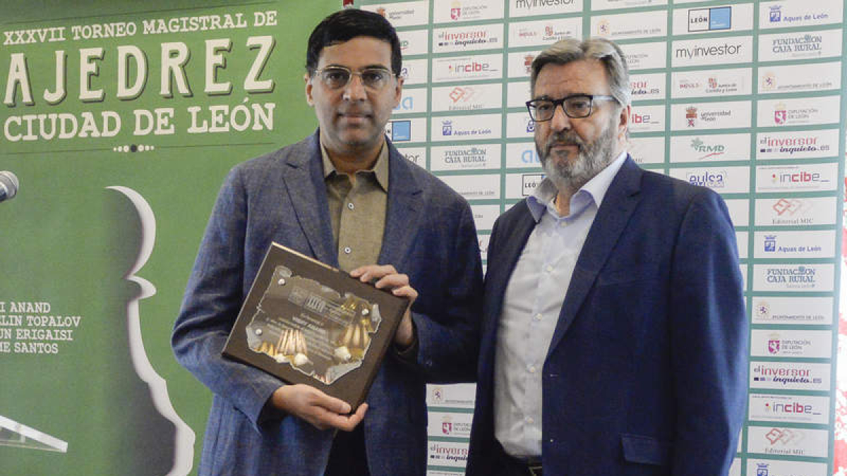 Vishy Anand, campeón del Magistral, posa junto a Marcelino Sión, director del torneo.  MARÍA FUENTES