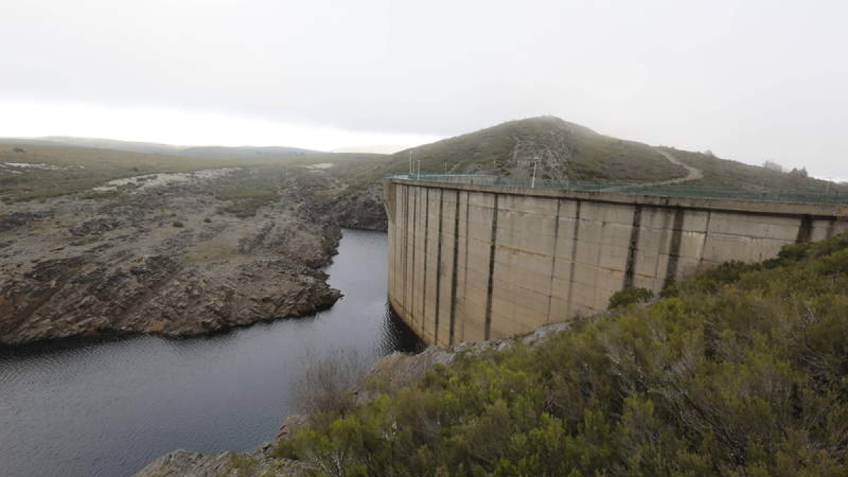 Imagen de la presa de Villagatón hace unos meses. RAMIRO