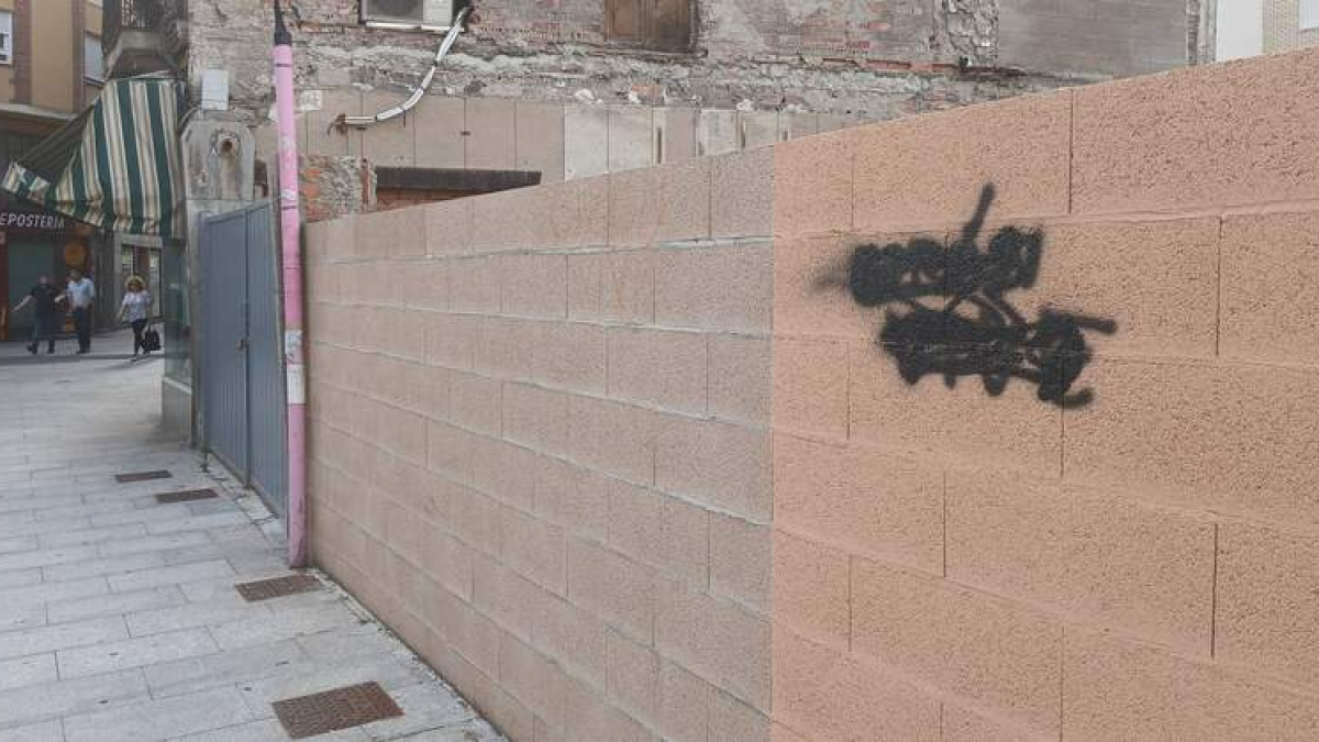 Imagen de la pinta, en la plaza del Cristo.