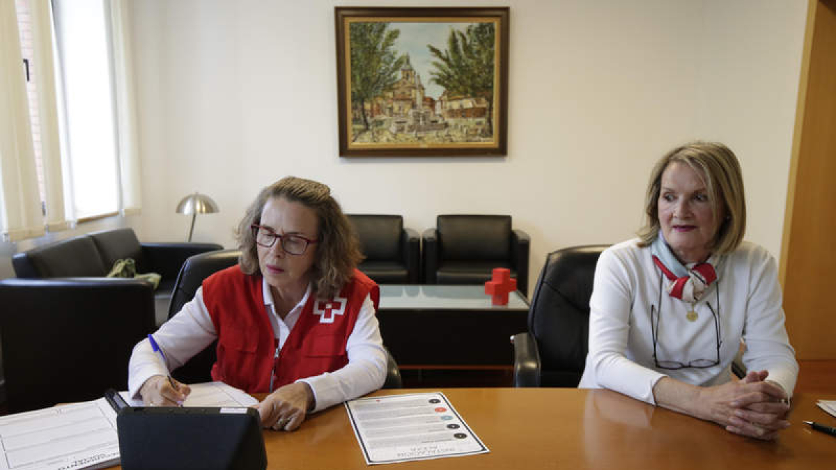 Voluntaria y usuaria de Cruz Roja del programa Voces en Red con la tablet Alexa.  FERNANDO OTERO