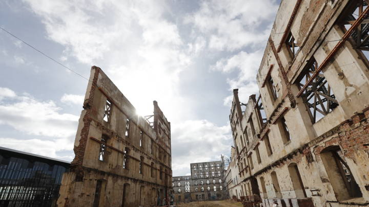 El proyecto del Palacio de Congresos dará una solución al aire libre a los muros de la antigua Azucarera Santa Elvira.