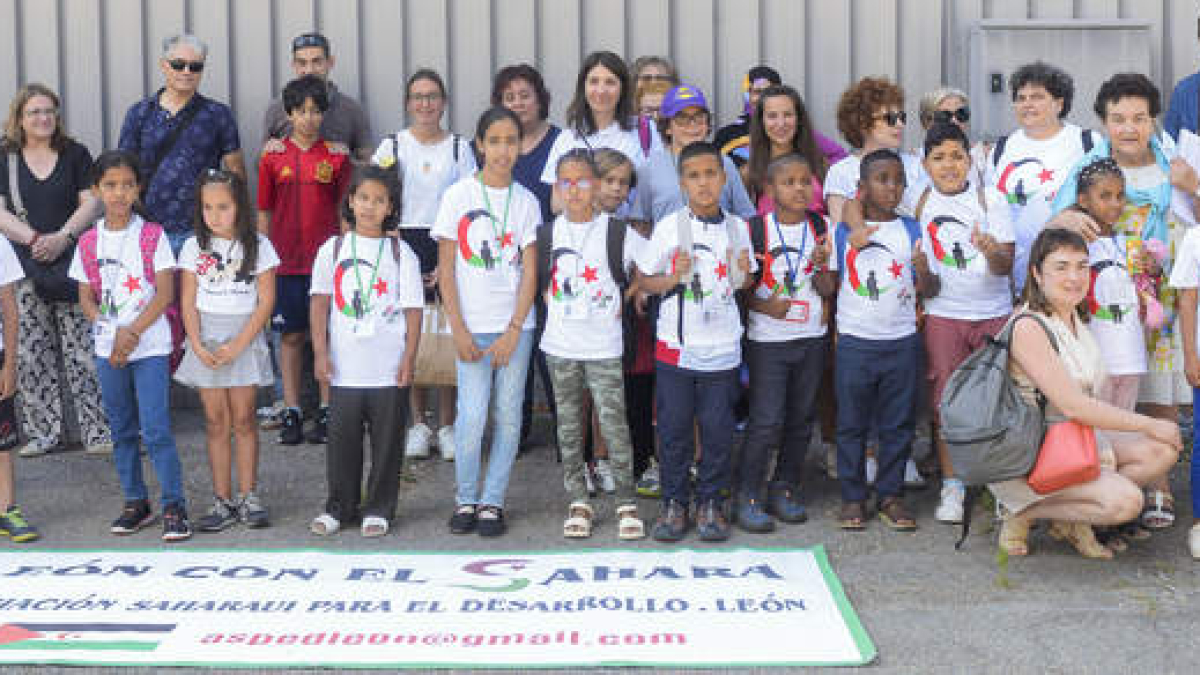 Emotivo encuentro con la familia berciana de un niño saharaui. MARÍA FUENTES
