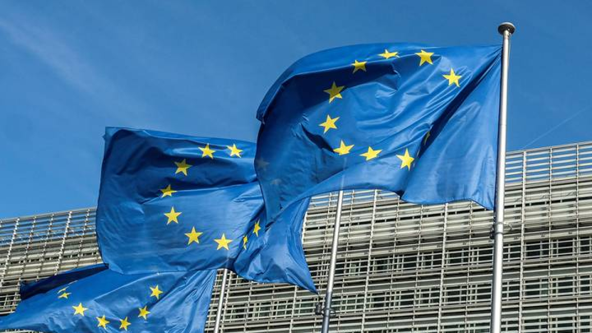 Tres banderas, en la sede de la Comisión Europea en Bruselas.
