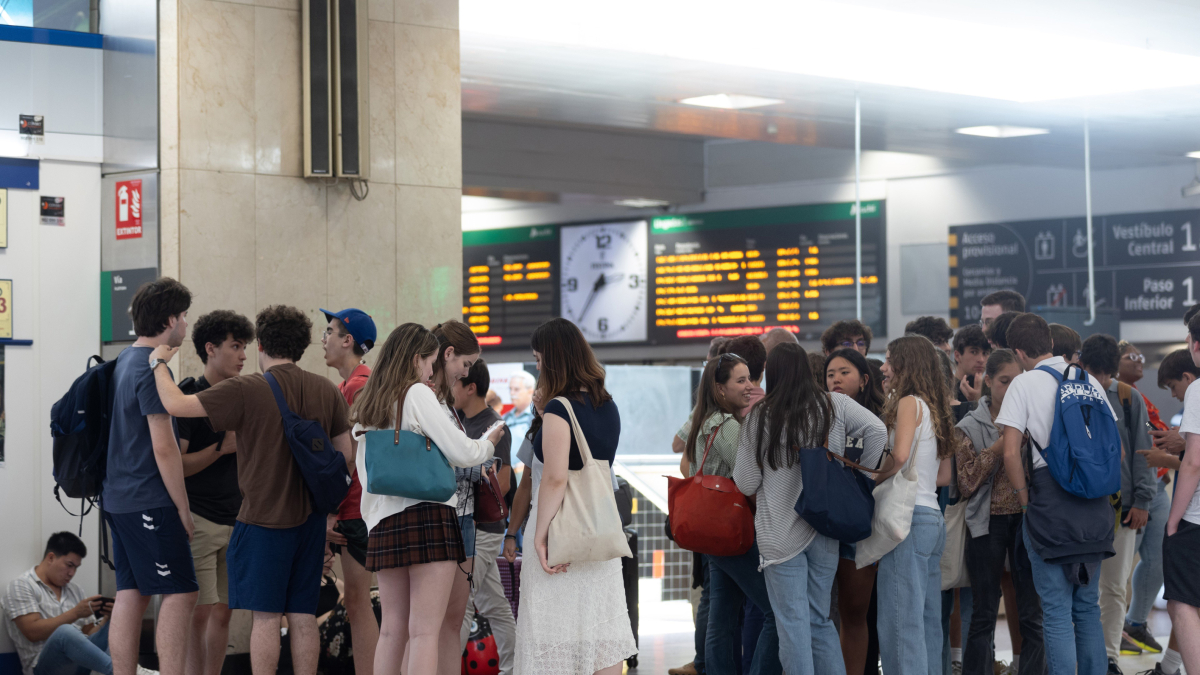 Varias personas en la estación de Chamartín.