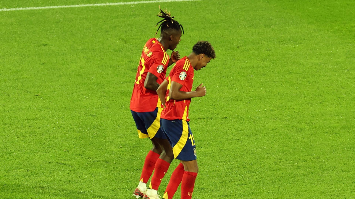 El español Nico Williams (I) celebra con Lamine Yamal el 3-1 a Georgia en Colonia, Alemania. EFE/EPA/MOHAMED MESSARA