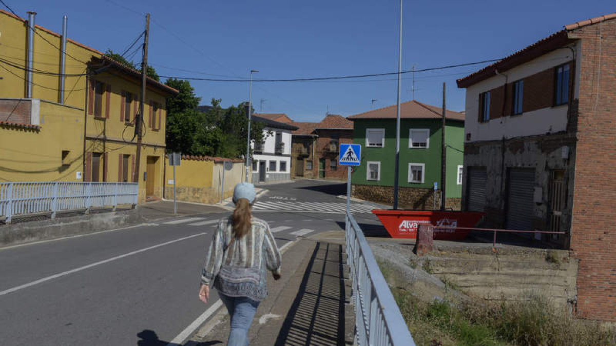 Una mujer camina por las calles de la pedanía de Armunia.  MARÍA FUENTES