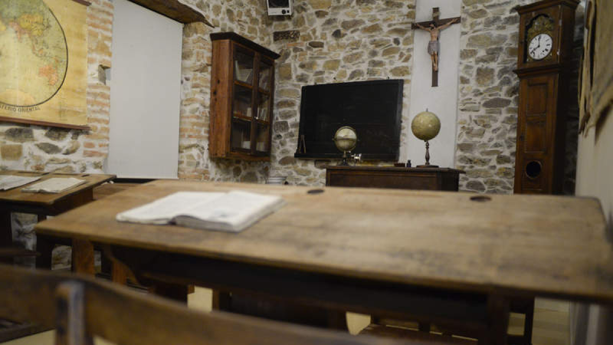 Recreación de la escuela antigua en el Museo Arqueológico y Etnográfico de Castrocalbón. MARÍA FUENTES
