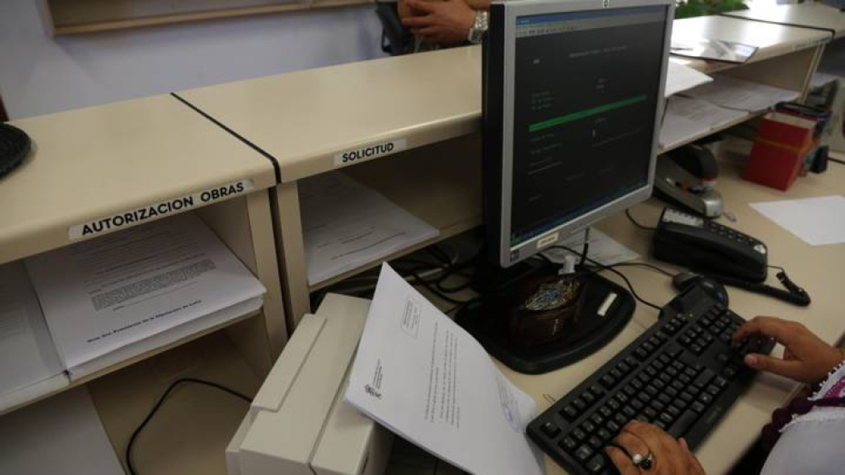 Imagen de un trabajador en su puesto. EFE