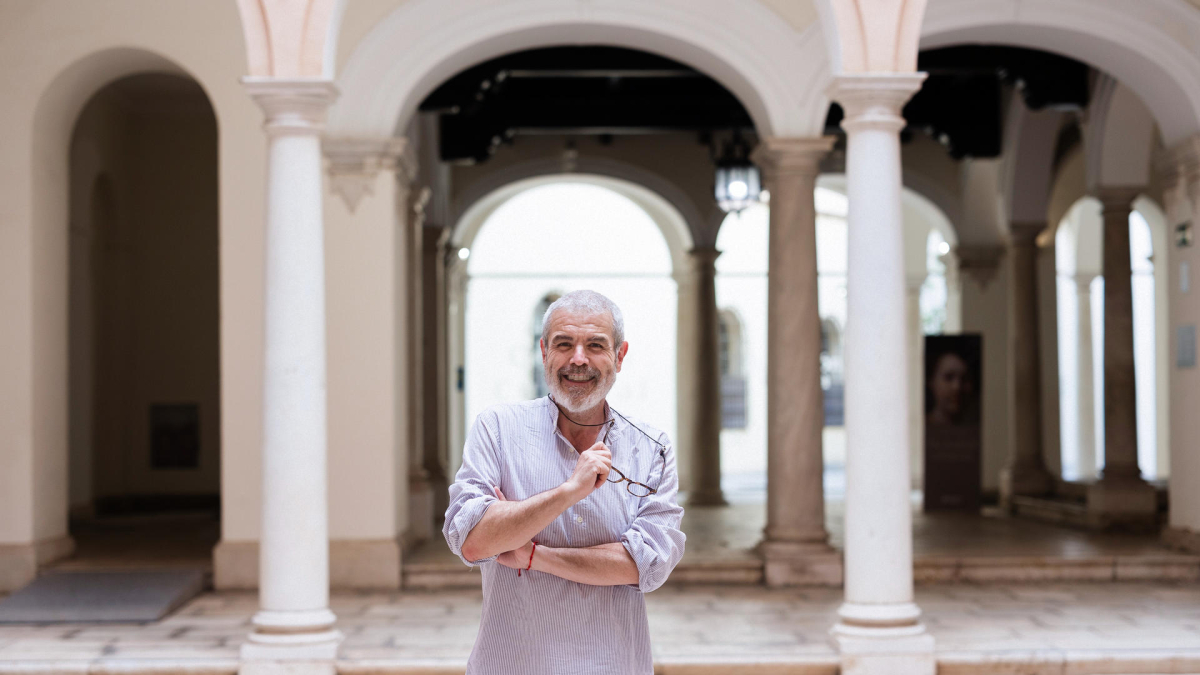 El modista madrileño Lorenzo Caprile, posa durante una entrevista con EFE en Málaga . EFE/Carlos Díaz.