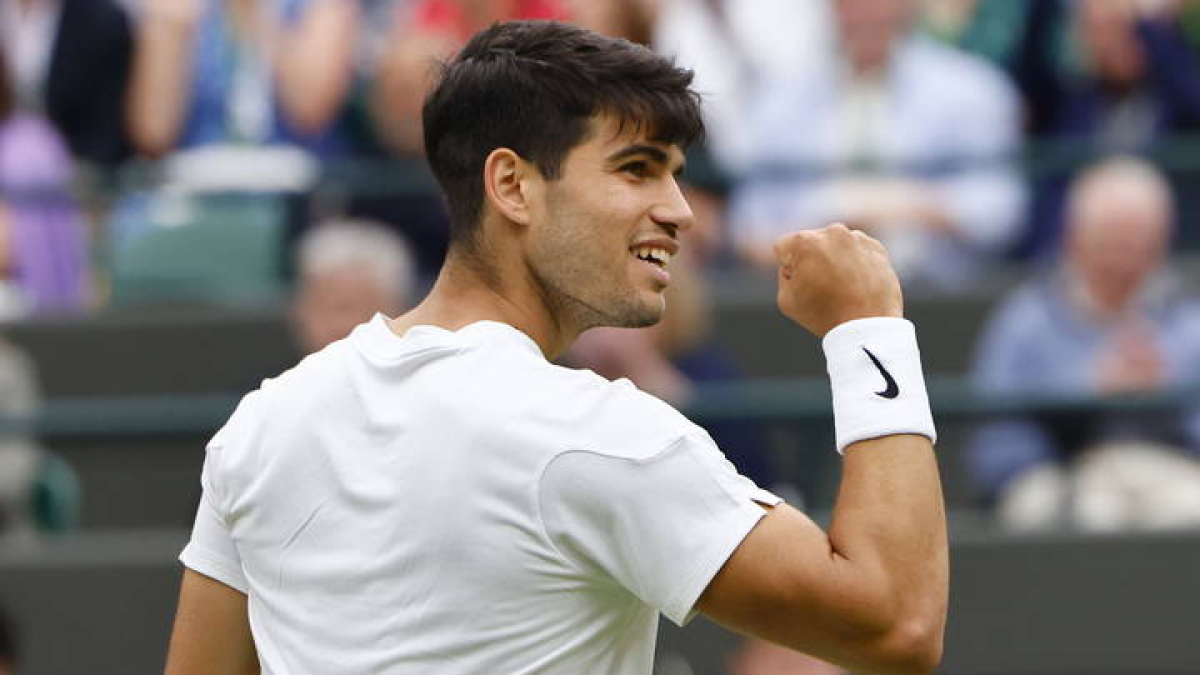 Carlos Alcaraz celebra su victoria ante Aleksandar Vukic.