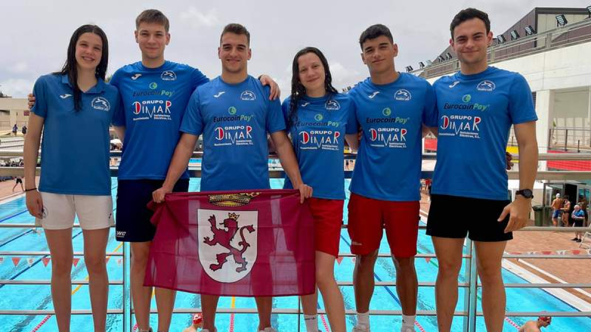 Varios de los integrantes del Club Acuático de León, en Mallorca. DL