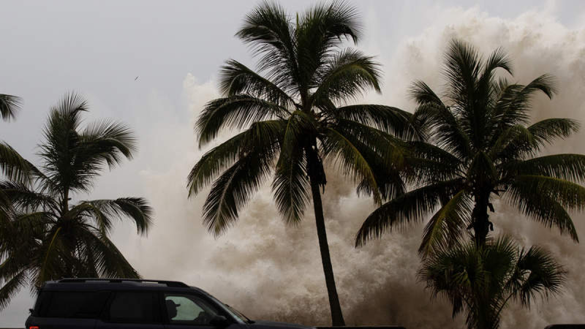 El fuerte oleaje golpea contra el malecón al paso del huracán Beryl en Santo Domingo.  ORLANDO BARRÍA