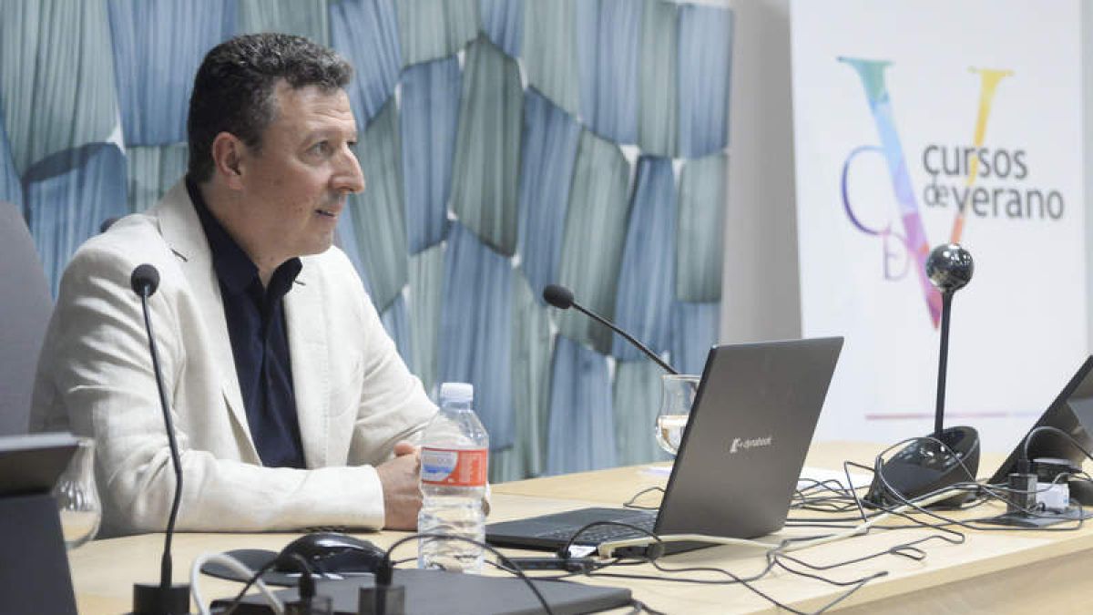 Manuel Seoane Rodríguez durante su exposición sobre Orígenes y Nisa en el curso de verano de la ULE. MARÍA FUENTES