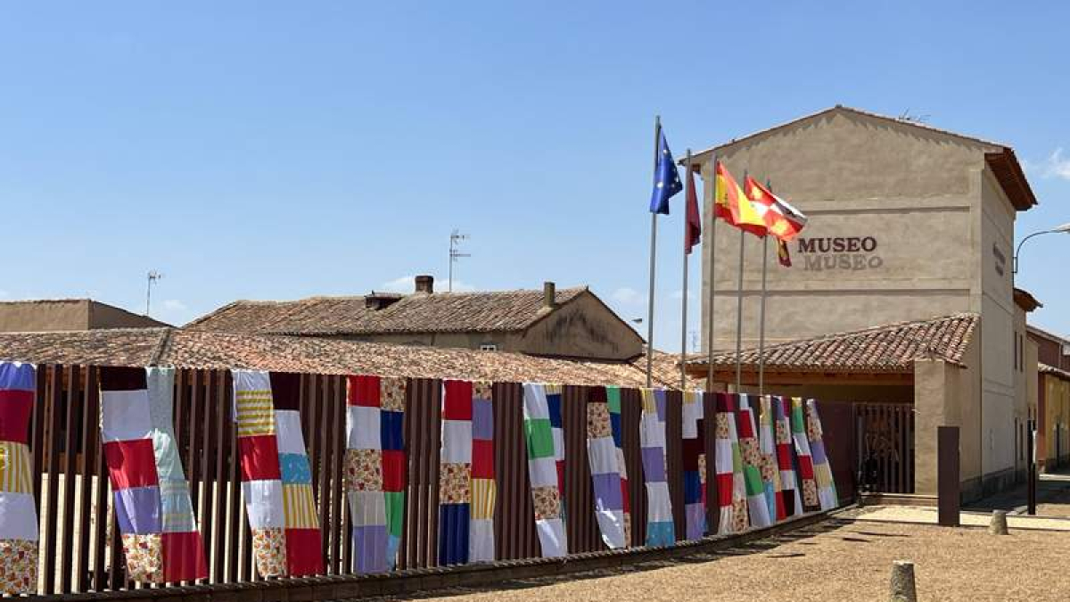 Exteriores del Mihacale de Gordoncillo engalanados.  DL