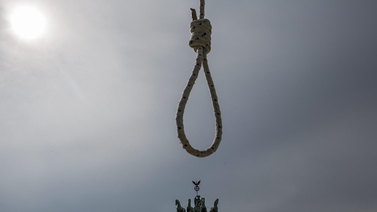 Detalle de una soga que fue puesta por iraníes que viven en exilio durante una protesta en contra de la política iraní en Irán y Siria respecto a las ejecuciones,EFE/ALI ALI