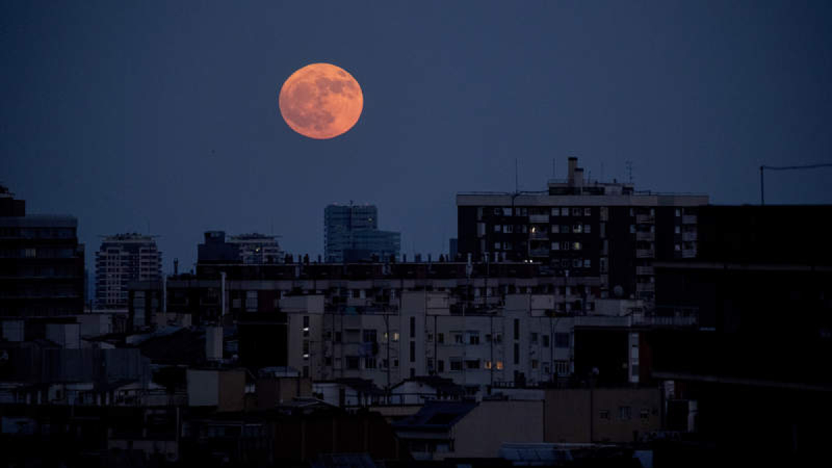 La Luna de fresa que se observó a finales de junio desde Barcelona. MARTA PÉREZ