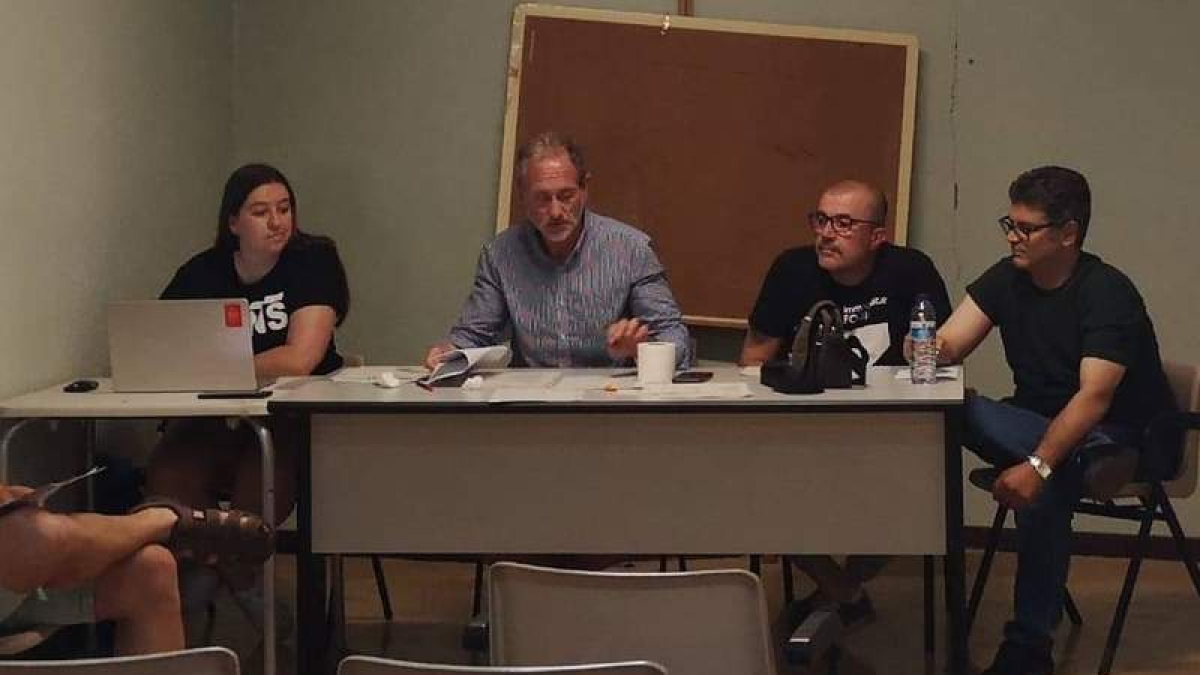 Juan José Marcos, presidente del Cleba, ayer junto a parte de la directiva en la asamblea general. DL