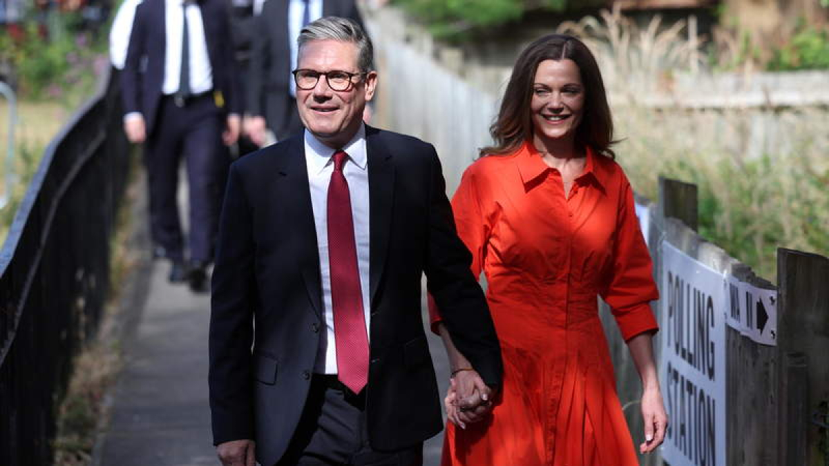 El líder del Partido Laborista, Sir Keir Starmer y su esposa Victoria Starmer, ayer a su llegada a un colegio electoral.  EFE/ NEIL HALL