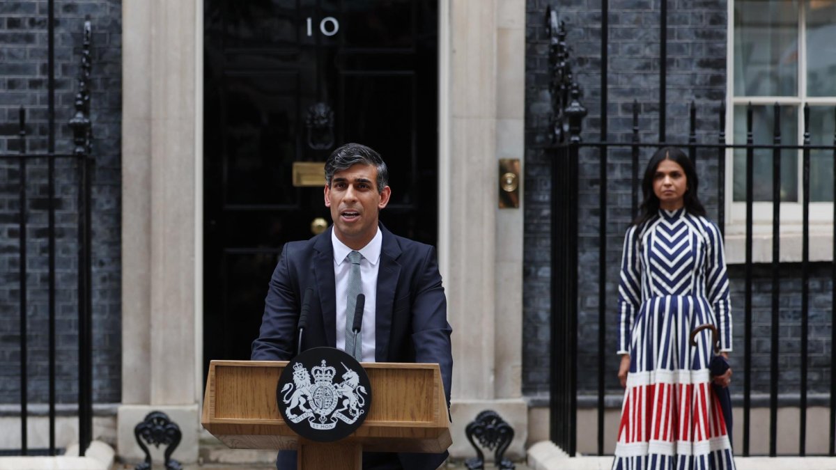 El primer ministro británico, Rishi Sunak, acompañado por su mujer, Akshata Murty. EFE/EPA/ANDY RAIN
