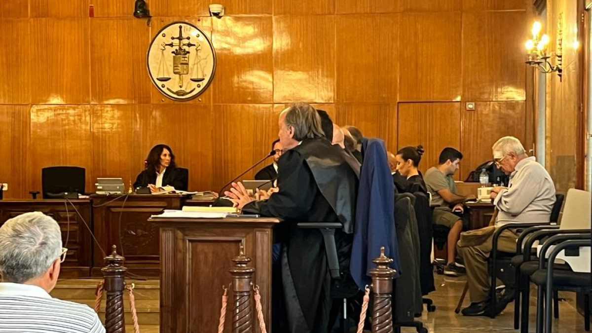 Archivo - A la derecha, sentado tras los abogados y el fiscal, el anciano que mató a un ladrón que asaltó su casa en Porreres en 2018.