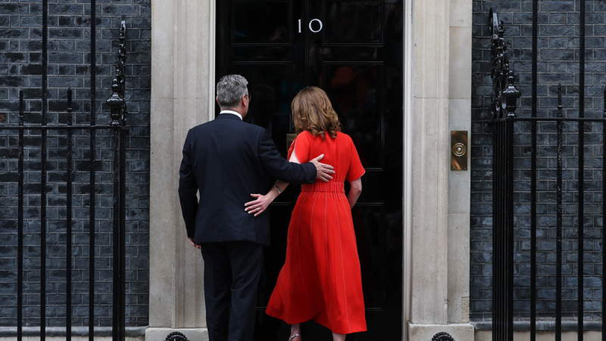 Keir Starmer y su esposa Victoria Starmer entran en el 10 de Downing Street y Rishi Sunak y su esposa Akshata Murty abandonan la residencia oficial.  ANDY RAIN
