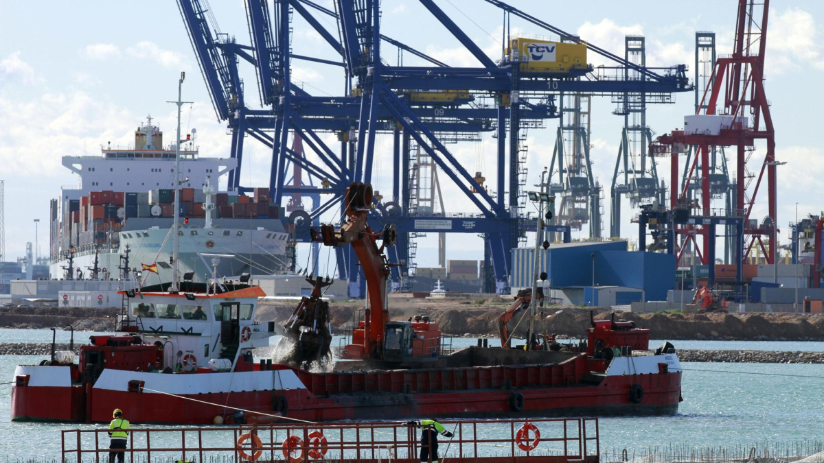 Imagen de las grúas de la zona de carga del puerro de Valencia.EFE/ Almudena Torres