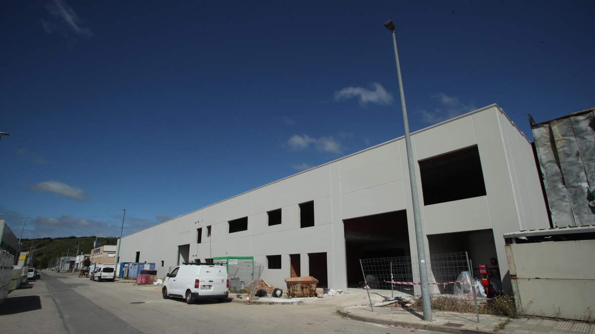 La nueva fábrica de Embutidos Santa Cruz ocupa la misma parcela que la que se quemó en el polígono industrial de Bembibre.
