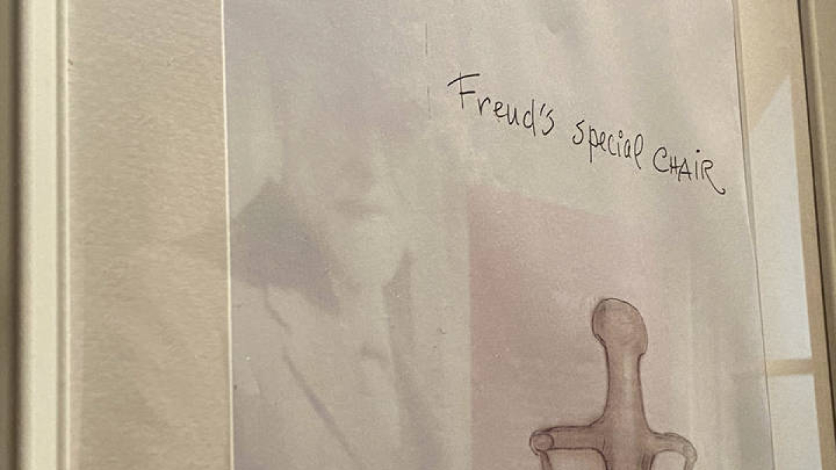 El característico diván del fundador del psicoanálisis, Sigmund Freud, recibe en el Museo Freud de Londres.