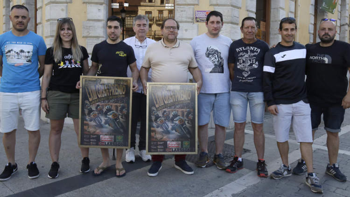Presentación del cartel de un Gran Premio que convertirá a La Bañeza en la capital del motociclismo el 10 y 11 de agosto. FERNANDO OTERO