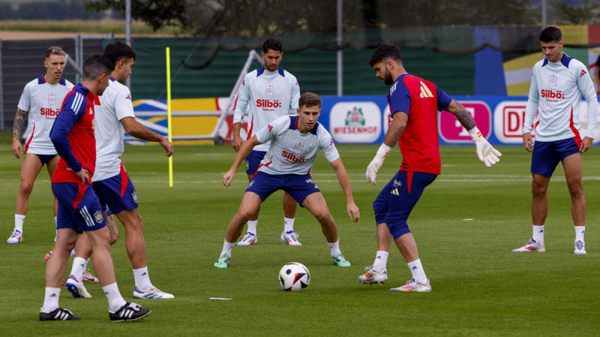 Álvaro Morata, a la derecha, en el entrenamiento de ayer de la selección española.  J.J. GUILLÉN