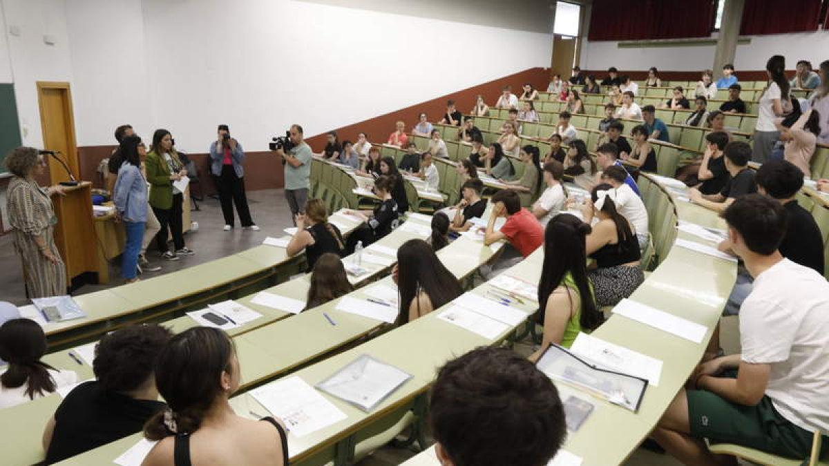 Alumnos durante la Ebau de junio. RAMIRO