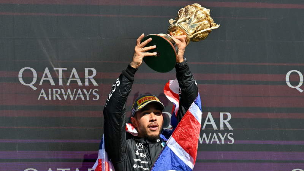 Hamilton celebra en el podio su triunfo en Silverstone. POWELL