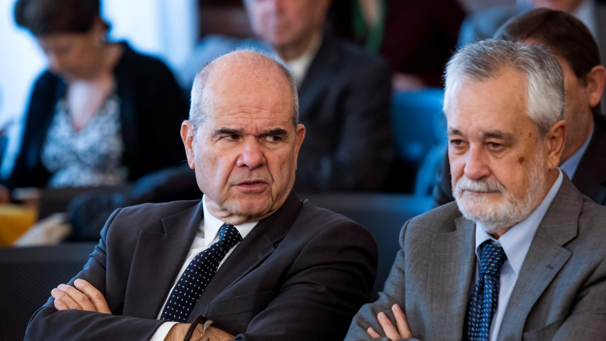 Imagen de archivo de los expresidentes socialistas Manuel Chaves (i) y José Antonio Griñán (d), en 2018 durante el juicio de la pieza política del caso ERE. EFE/Raúl Caro