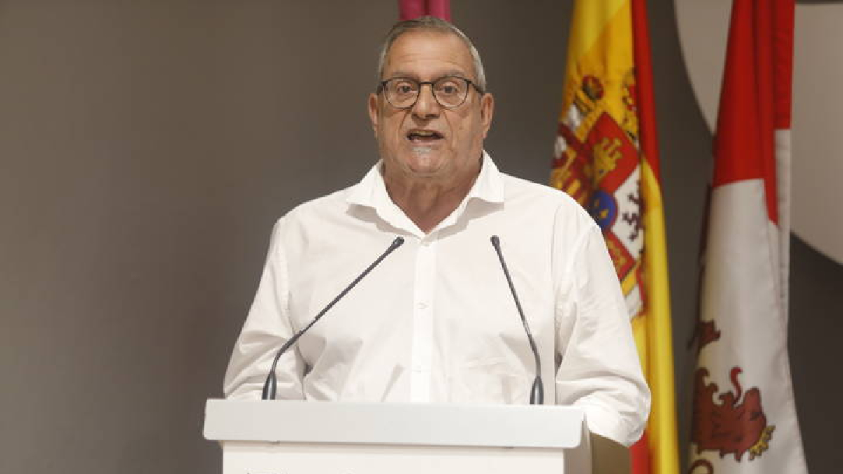 Carlos Cuesta, vicepresidente de la Federación de Periodistas de Turismo de España, durante su intervención en el IV Congreso de Turismo Diario de León.