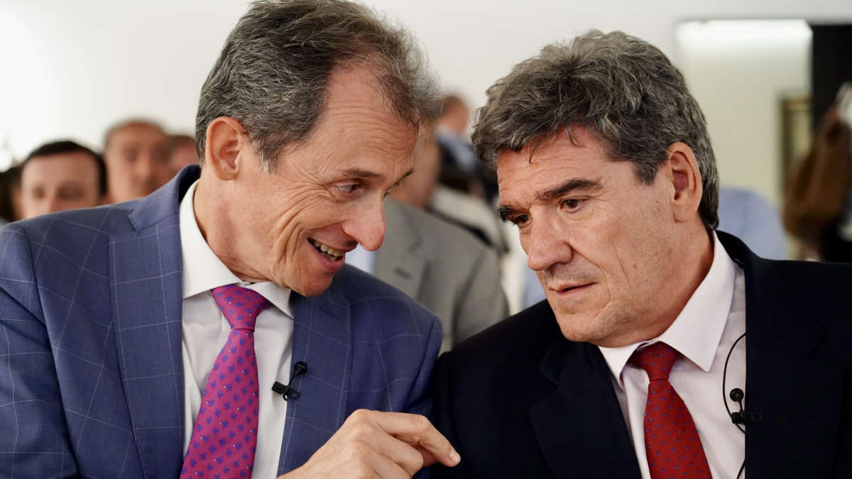 El ministro para la Transformación Digital y de la Función Pública, José Luis Escrivá, y el presidente de Hispasat, Pedro Duque, presentan en León el proyecto Conéctate 35.